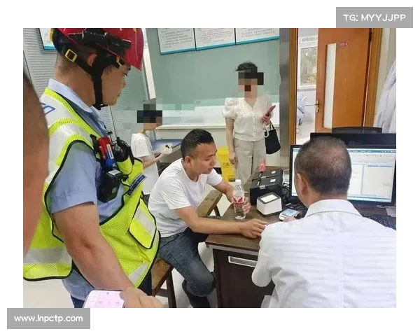 铜梁龙小球迷现场晕厥 医护人员紧急施救三分钟成功脱险 铜梁龙小球迷现场晕厥 医护人员紧急施救三分钟成功脱险